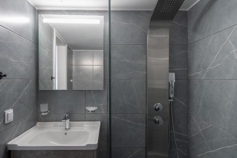 2BD Apt in Petralona Near Metro - image 4
