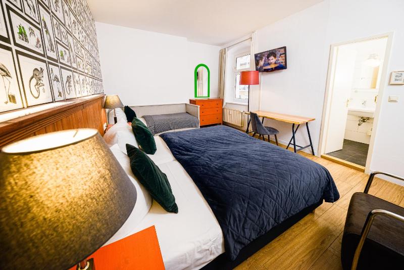 Standard Triple Room image 2