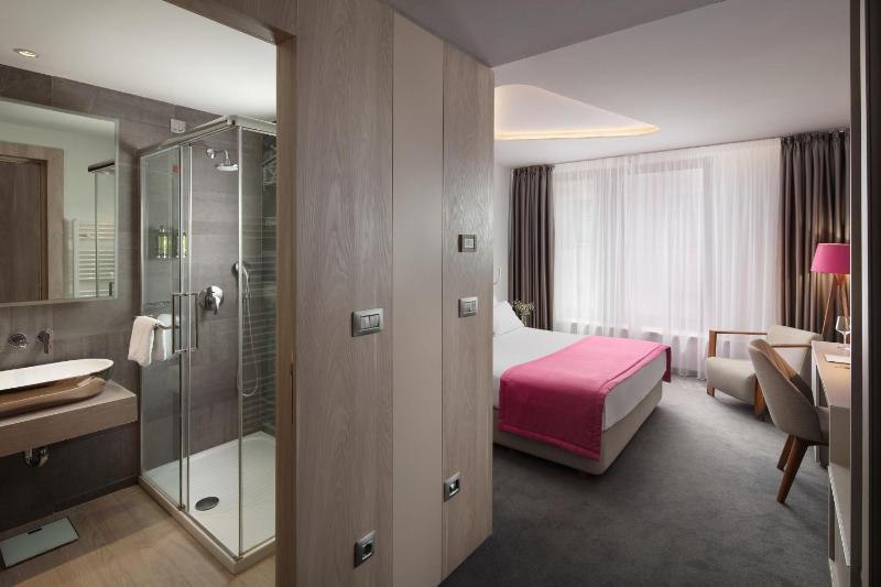Double Room image 3