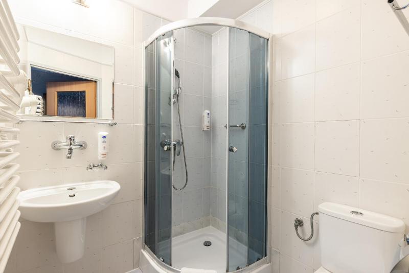 Twin Room image 4