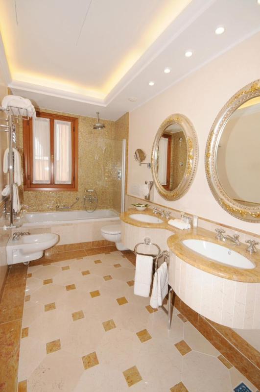 Prestige Double Room Grand Canal View image 2