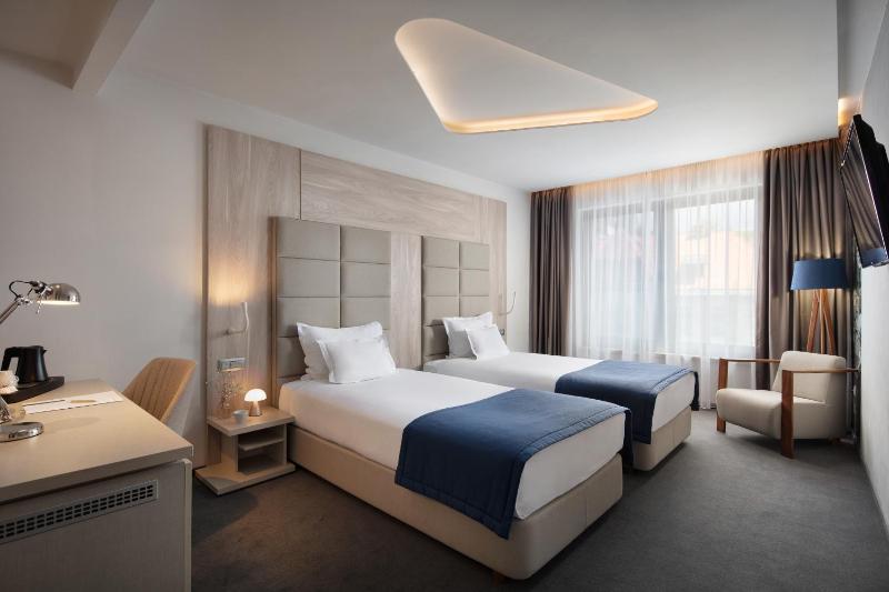 Twin Room image 4