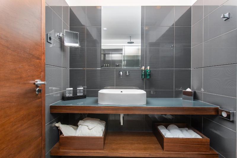 Classic Double or Twin Room image 4