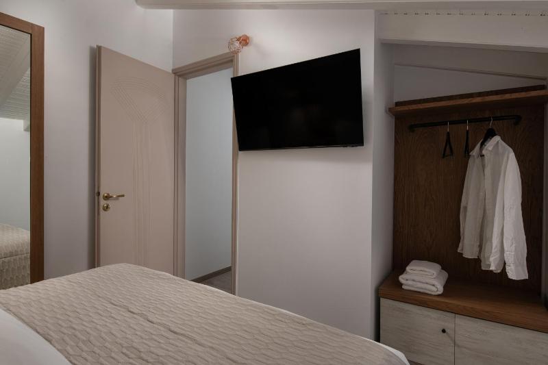 Suite with Hot Tub image 1