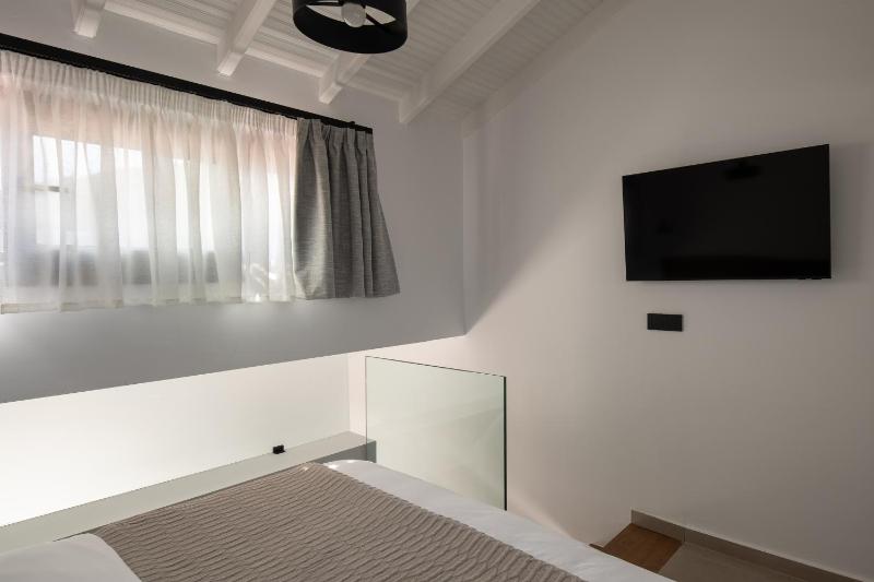 Suite with Hot Tub image 4