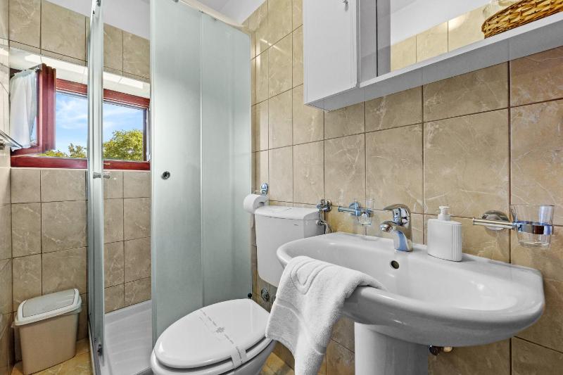 House Edera in Central Istria for 6 people with large garden and salt - water private pool - image 10