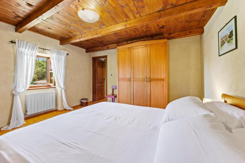 House Edera in Central Istria for 6 people with large garden and salt - water private pool - image 6