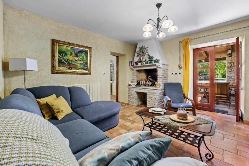 House Edera in Central Istria for 6 people with large garden and salt - water private pool - image 9