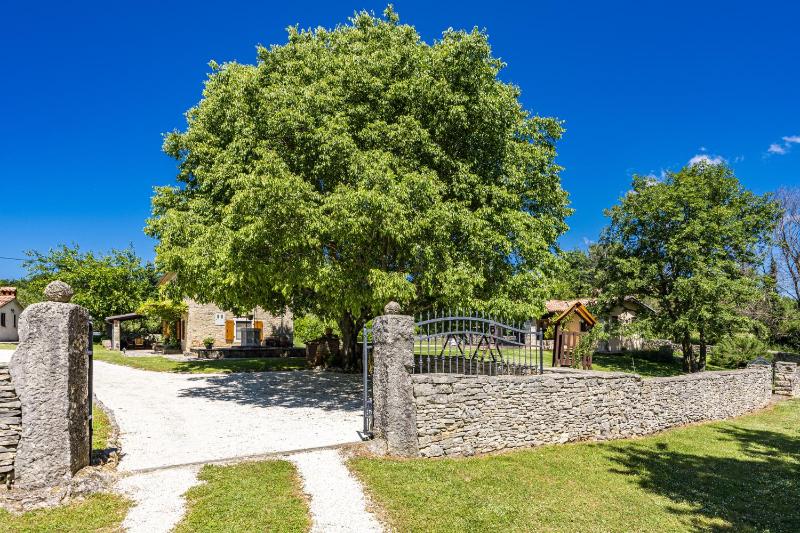 House Edera in Central Istria for 6 people with large garden and salt - water private pool - image 15