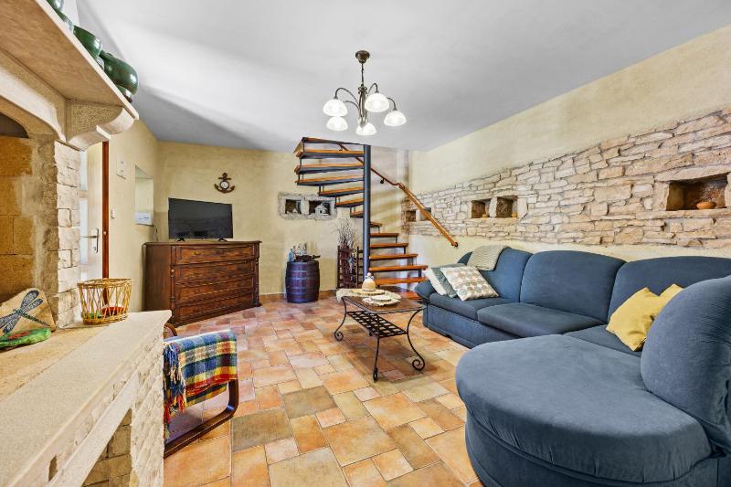 House Edera in Central Istria for 6 people with large garden and salt - water private pool - image 45