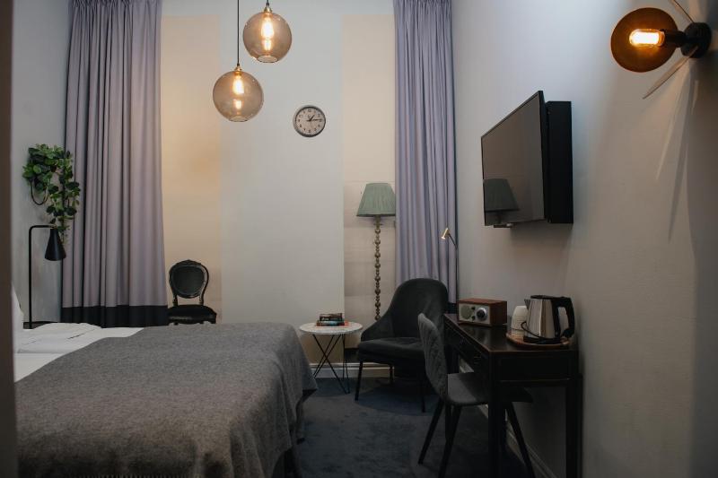 Compact Twin Room without windows with Evening Meal image 3