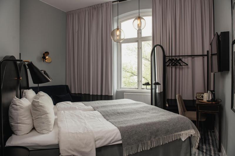 Standard Twin Room image 3