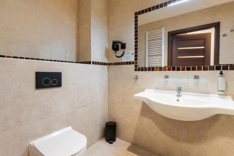 Standard Twin Room image 3