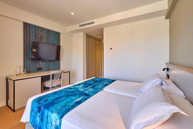 Twin Room image 4
