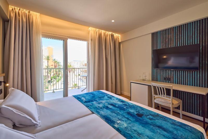 Double Room with Balcony (2 Adults + 1 Child) image 4