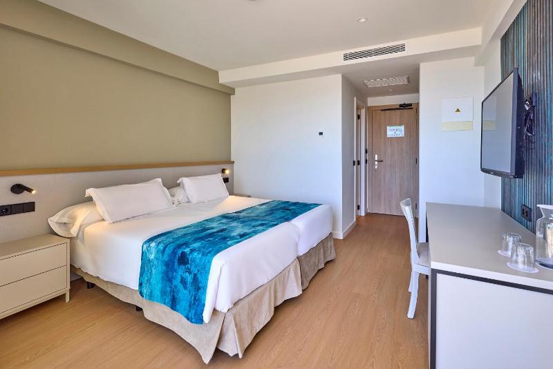 Double Room Sea View High Floor image 4