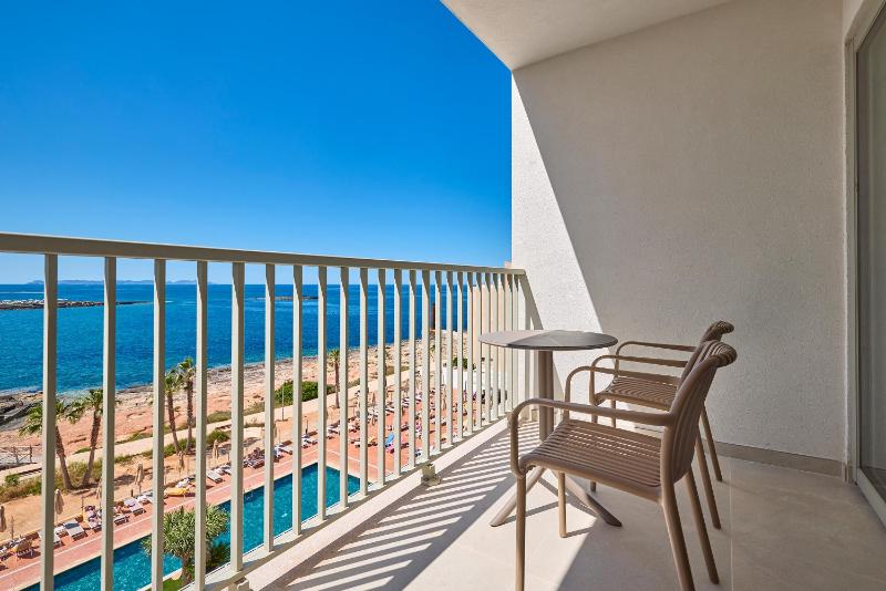 Twin Room with Sea View image 4