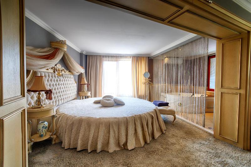 Interior Junior Suite with Hot Tub - Dayana image 3