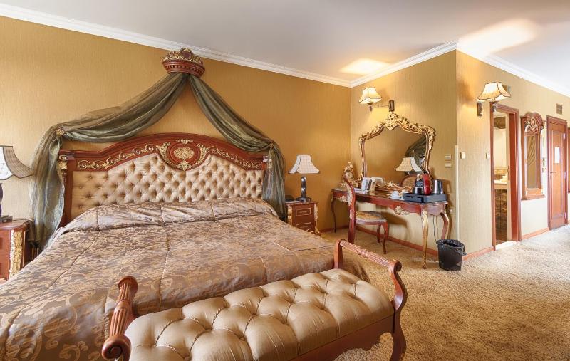 Deluxe Family Suite (2 Adults + 2 Children up to 10 years old) image 3