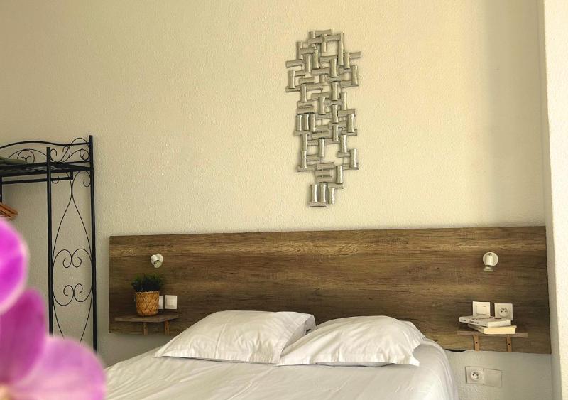 Double Room with Balcony and Sea View image 2