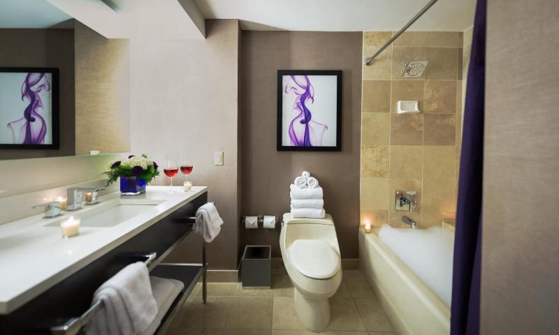 Deluxe King Room image 3