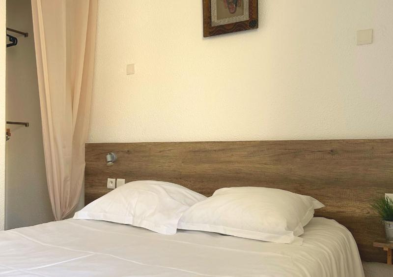 Small Double Room with Courtyard View image 3