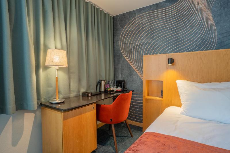 Superior King Room image 4