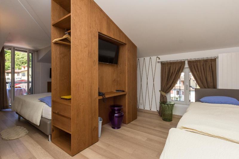Quadruple Room with Balcony image 1
