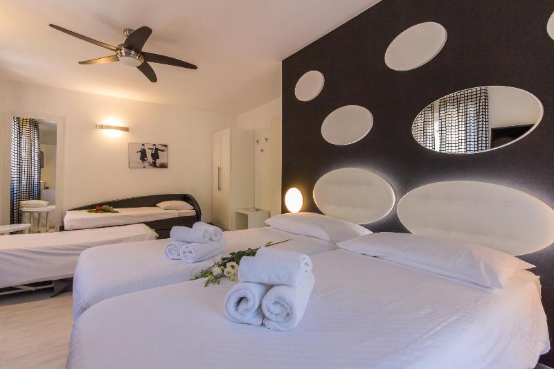 Quadruple Room with Balcony image 4