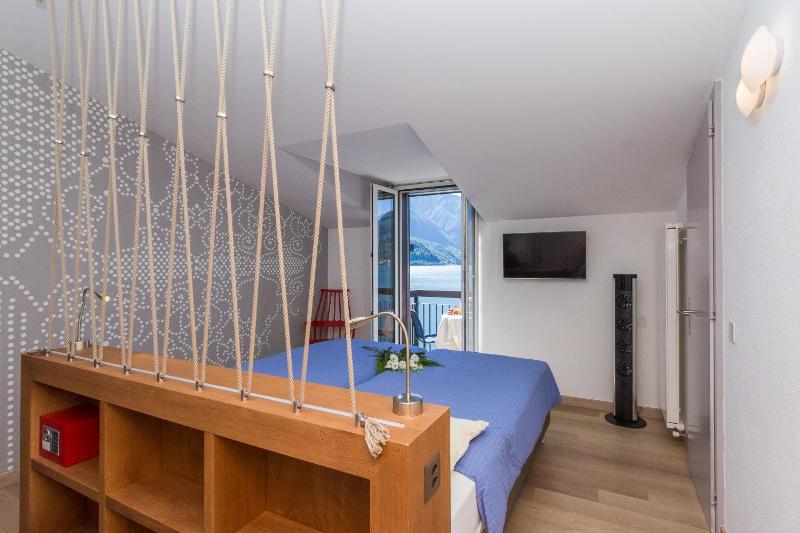 Double with Balcony and Lake View  image 3