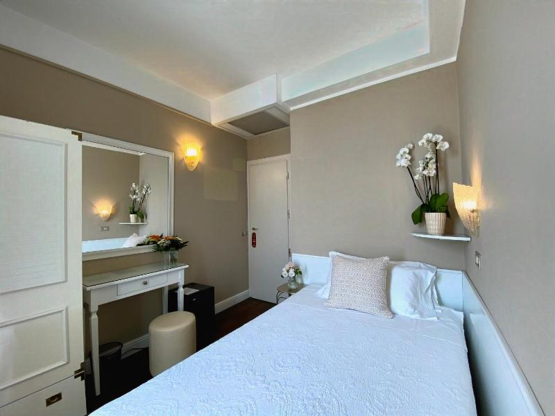 Single Room with Balcony image 3