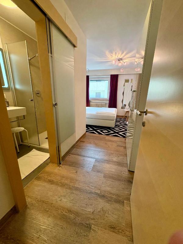 Basic Double Room image 2