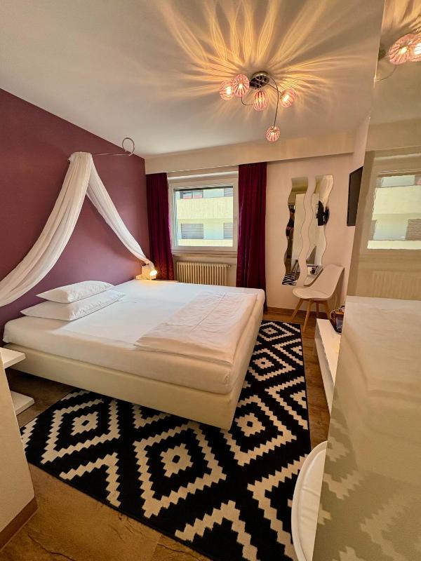 Basic Double Room image 3