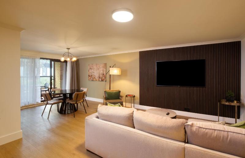 Deluxe One-Bedroom Apartment image 1