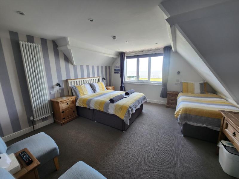 Triple Room with Sea View image 4