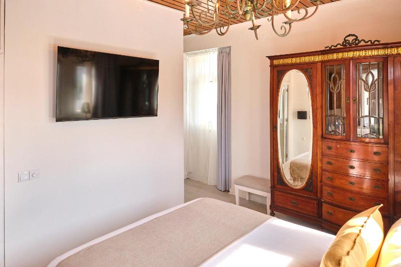 Family Room image 3