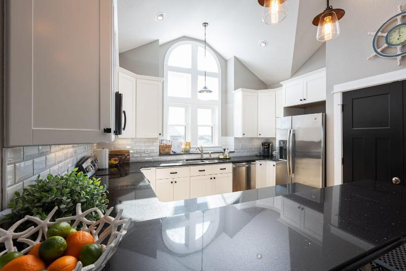 Ocean Views Steps To Beach 5bd Luxury Home - image 49