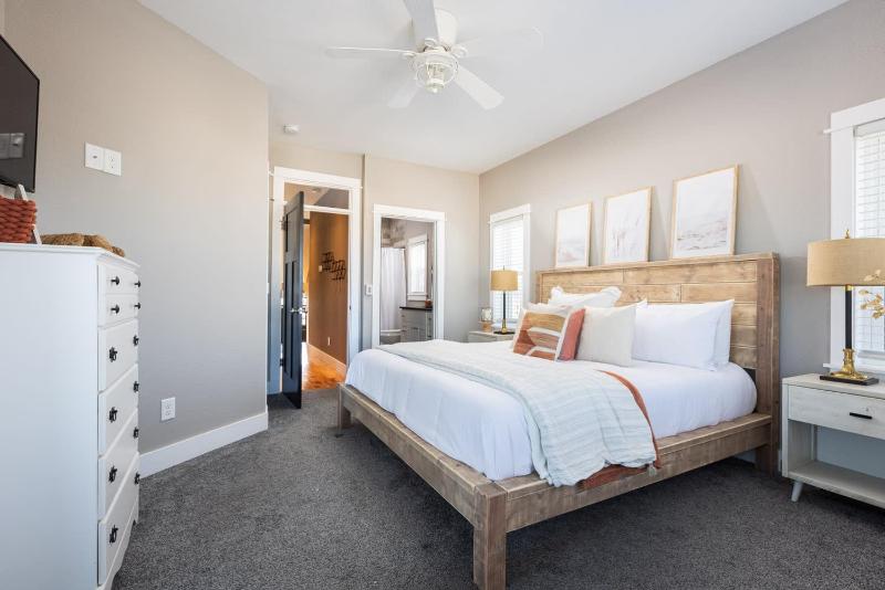 Ocean Views Steps To Beach 5bd Luxury Home - image 37