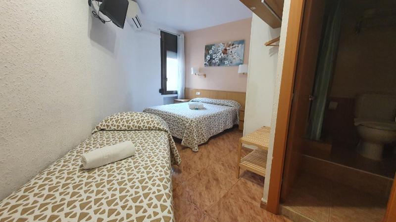 Triple Room with Private Bathroom image 2