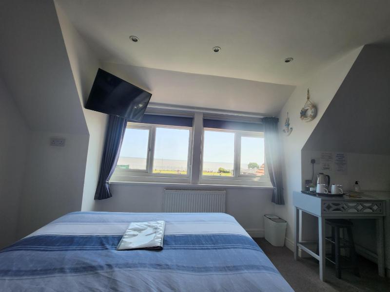 Double Room with Sea View image 1