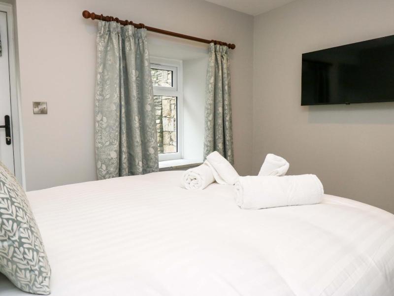 Dove Cottage - image 12