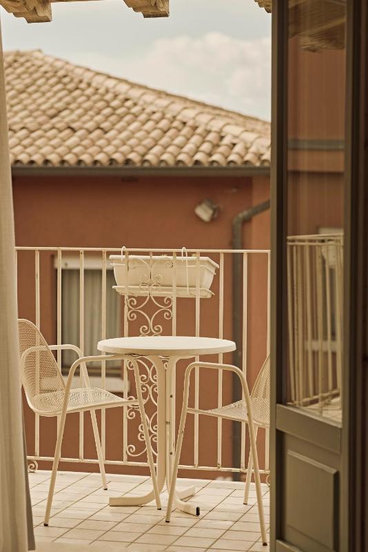 Deluxe Double Room with Balcony image 1