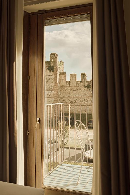 Superior Double Room with Balcony image 1