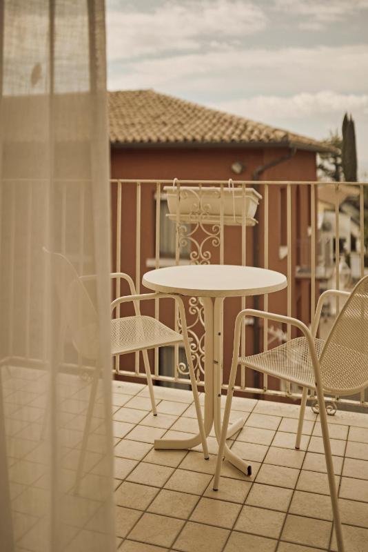 Deluxe Double Room with Balcony image 3