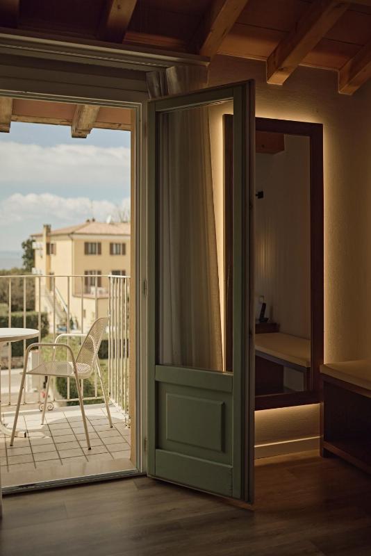 Deluxe Double Room with Balcony image 2