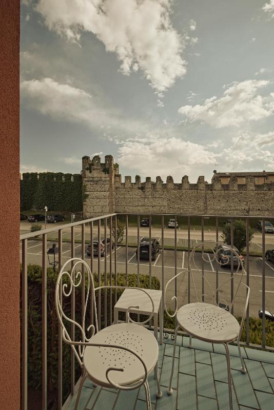 Superior Double Room with Balcony image 2