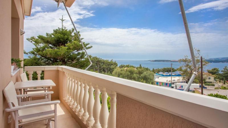 Studio Apartment with Sea View image 3