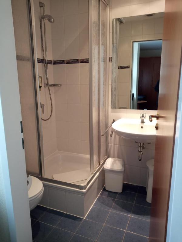 Single Room with Bathroom image 1