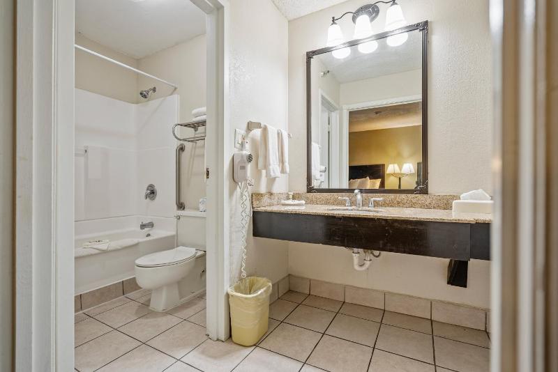 Luxury Queen Suite with Two Queen Beds - Non-Smoking image 4