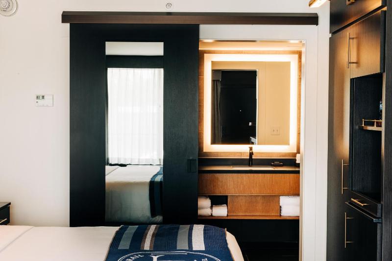 King Room with Pool View image 4